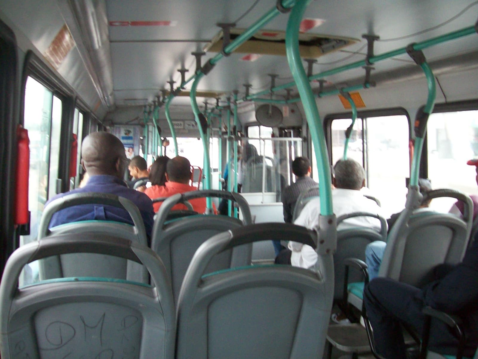 Viajar de ônibus com criança pequena: regras ANTT, gratuidade e o que levar